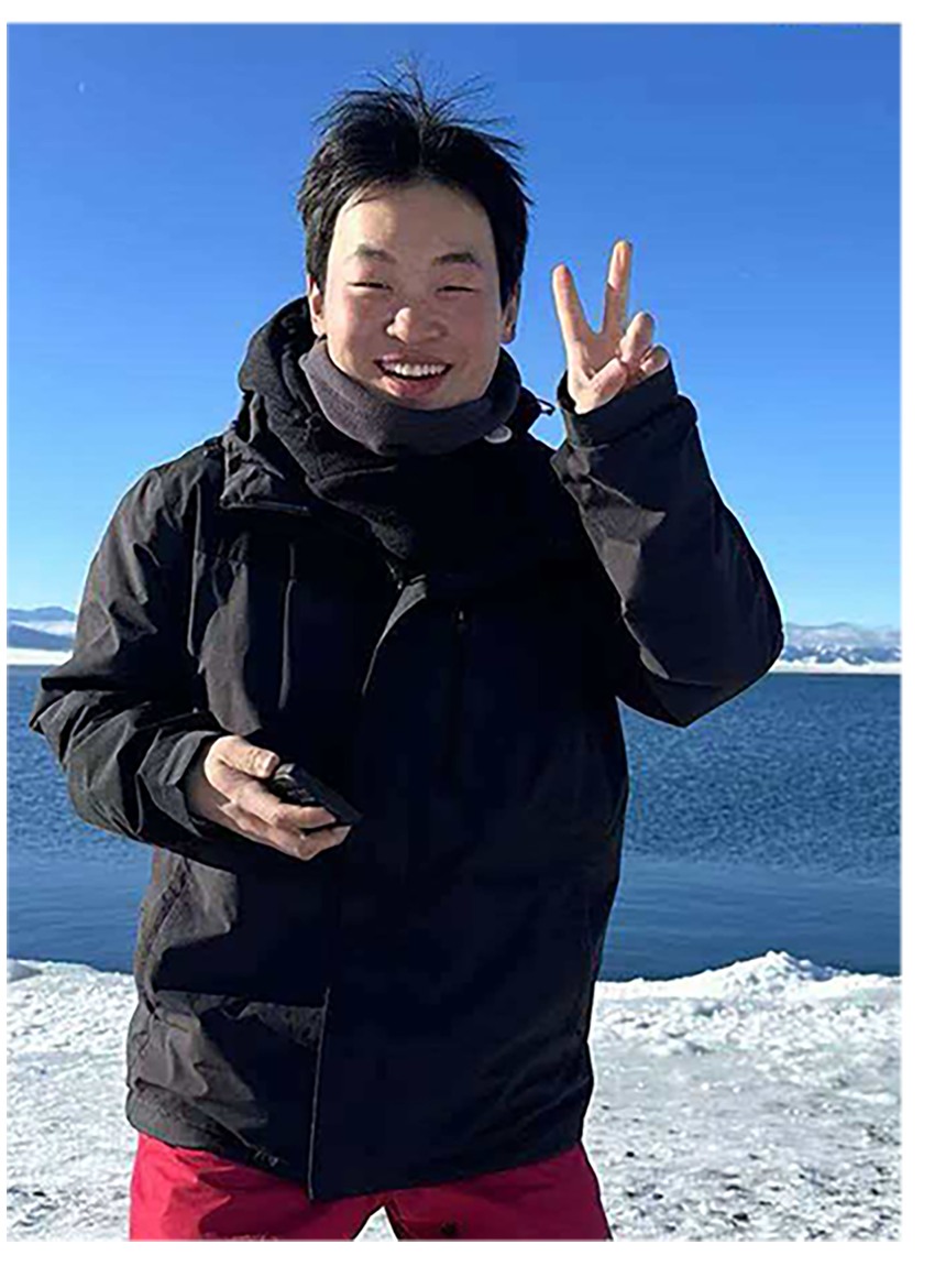 工业设计师代肖杰在雪山湖泊前的照片
